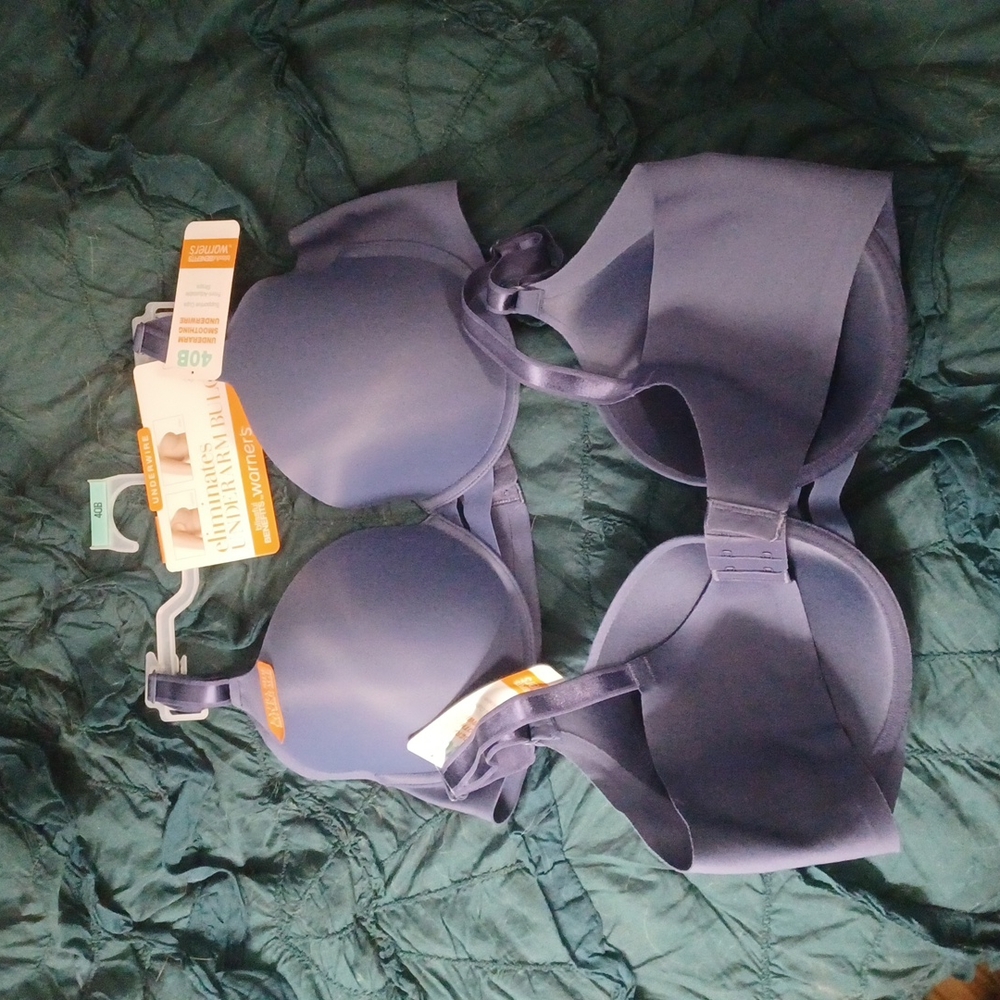 NWT Underarm Smoothing Underwire Bra Set.